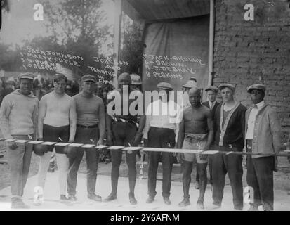 Jack Johnson et entraîneur au camp- Marty Cutle, W. Burns, C. Respress, Jack Skully, J. Debray, Perkins, entre environ 1910 et environ 1915, négatifs en verre, 1 négatif : verre ; ou plus petit. Banque D'Images