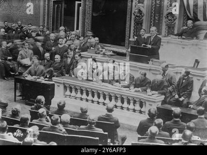 Pres. Wilson s'adressant au Congrès, la photographie montre le président Woodrow Wilson s'adressant au Congrès le 8 avril 1913. Il a prononcé un discours sur l'ajustement des droits de douane., 8 avril 1913, négatifs en verre, 1 négatif : verre ; 5 x 7 po. ou plus petit. Banque D'Images