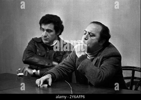 Le cinéaste argentin Ricardo Wullicher (à gauche) et le dramaturge, réalisateur, avocat et dramaturge argentin José María Paolantonio lors d'une présentation cinématographique "Quebracho" à Santa Fe, Argentine, le 17 juin 1974. Banque D'Images