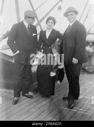 Antonio Scotti, Lucrezia Bori, Pasquale Amato, photos montrant les chanteurs italiens Antonio Scotti (1866-1936), Lucrezia Bori (1887-1960), Pasquale Amato (1878-1942) arrivant à New York le 28 octobre, 1912 octobre, 1912 octobre 28, négatifs verre, 1 négatif : verre; 5 x 7 pouces ou plus petit. Banque D'Images