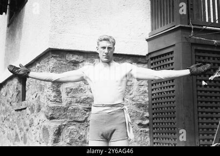 Bombardier Wells, photo montre Bombardier Billy (William Thomas) Wells, boxeur anglais, se préparant à Rye, New York, pour combattre avec Al Panzer., 1912, négatifs en verre, 1 négatif : verre ; 5 x 7 po. ou plus petit. Banque D'Images