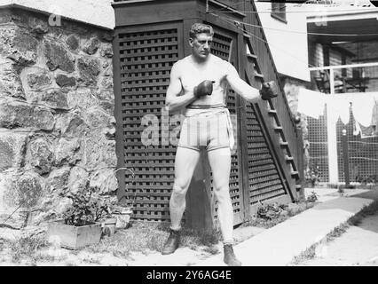 Bombardier Wells, photo montre Bombardier Billy (William Thomas) Wells, boxeur anglais, se préparant à Rye, New York, pour combattre avec Al Panzer., 1912, négatifs en verre, 1 négatif : verre ; 5 x 7 po. ou plus petit. Banque D'Images