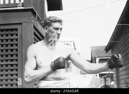 Bombardier Wells, photo montre Bombardier Billy (William Thomas) Wells, boxeur anglais, se préparant à Rye, New York, pour combattre avec Al Panzer., 1912, négatifs en verre, 1 négatif : verre ; 5 x 7 po. ou plus petit. Banque D'Images