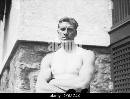 Bombardier Wells, photo montre le boxeur anglais Bombardier Billy Wells, se préparant à Rye, New York, pour combattre avec Al Panzer., 1912, négatifs en verre, 1 négatif : verre ; 5 x 7 po. ou plus petit. Banque D'Images