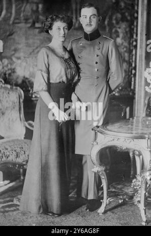 Prince Ernst & Victoria Luise c.-à-d. Louise, photographie montrant le portrait de fiançailles du Prince Ernst August, Duc de Brunswick, 1913, négatifs en verre, 1 négatif : verre; 5 x 7 pouces ou plus petit. Banque D'Images