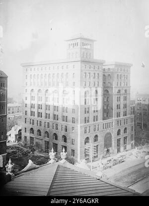 N.Y. Life ins Bldg., Omaha, photo montre l'immeuble de la New York Life Insurance Company à Omaha, Nebraska, situé aux rues 17th et Farnam. En 1909, la Banque nationale d'Omaha a acheté le bâtiment et il a été rebaptisé le bâtiment d'Omaha., entre environ 1910 et environ 1915, Omaha, négatifs en verre, 1 négatif : verre ; 5 x 7 po. ou plus petit. Banque D'Images