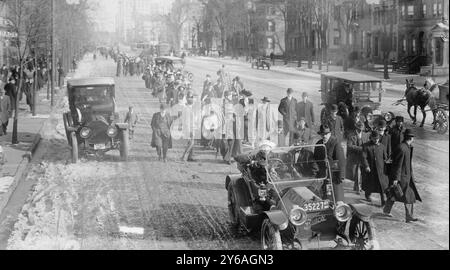 Les randonneurs de suffrage en route pour Washington, photo montre la randonnée menée par le 'général' Rosalie Jones de New York à Washington, DC pour le défilé de la National American Woman suffrage Association du 3 mars 1913. Photo prise à Newark, New Jersey, sur Broad Street, juste au nord de West Kinney Street, le 12 février 1913. Rosalie Jones marche derrière la première voiture., 1913 février 12, négatifs en verre, 1 négatif : verre ; 5 x 7 po. ou plus petit. Banque D'Images