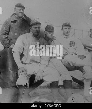 Deacon' McGuire, Donie Bush, Bobby Veach, Del Gainor, Detroit Al (baseball), 1913., négatifs en verre, 1 négatif : verre ; ou plus petit. Banque D'Images