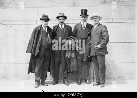 W.B. Howland, Henry Vivian, G. Wm. Burleigh, John A. Stewart, photos des membres du Comité du centenaire anglo-américain de la paix (1814-1914). William Bailey Howland (1848-1917) était le commissaire anglo-américain, le député Britsh Henry Vivian faisait partie du contingent britannique à la réunion de planification de mai 1913 à New York, George William Burleigh (1870-1949) était un colonel de l'armée américaine, et John Aikman Stewart (1822-1926) était président du comité exécutif du comité du centenaire de la paix américaine., 1913 mai, verres négatifs, 1 négatif : verre ; 5 x 7 po. ou plus petit. Banque D'Images