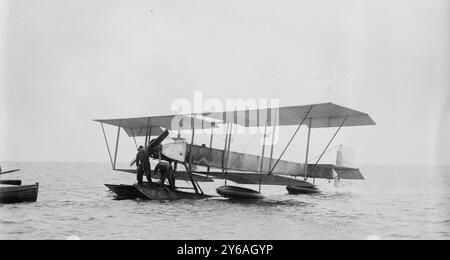 Le nouveau «navire de guerre» - hydravion du commandant Samson, photo montre l'aviateur Charles Rumney Samson (1883-1931) dans un court tracteur biplan S41., entre environ 1910 et environ 1915, négatifs en verre, 1 négatif : verre ; 5 x 7 po. ou plus petit. Banque D'Images