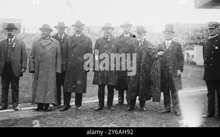 Au match des World Series, NY : John Whalen, Amiral Osterhaus, R. Waldo, Capt Hill, Gov. Foss, R.A.C. Smith, maire Gaynor, maire Fitzgerald, Boston, photos Shows., 1912 octobre 8, NY, négatifs en verre, 1 négatif : verre; 5 x 7 pouces ou plus petit. Banque D'Images