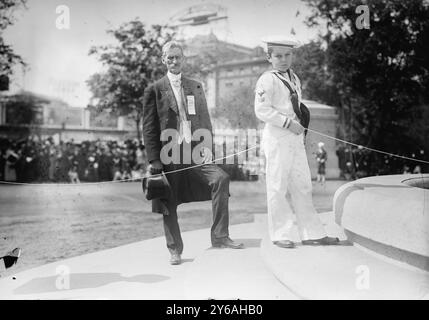 Dévoilement du monument DU MAINE, photo montre Frederick D. Owen (à gauche), Department of public Buildings and Grounds, Washington, DC ; et George Hearst sur le point de tirer sur la corde pour dévoiler le mémorial du cuirassé Maine, qui explosa dans le port de la Havane, à Cuba, pendant la guerre hispano-américaine de 1898. En 1913, le monument a été placé au Columbus Circle et à l'entrée de la 59e rue de Central Park à New York., 1913 mai 30., négatifs en verre, 1 négatif : verre ; 5 x 7 po. ou plus petit. Banque D'Images