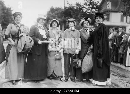 Maude Osbury(?), MRS Collins(?), Olive Schultz, MRS Sadie Keene et MRS Miller, la photo se rapporte probablement au défilé de suffrage de long Island de mai 1913. Certains noms peuvent être orthographiés différemment. Un article de journal décrit MRS John Ocksbury marchant en tant que batteur et Mlle Grace Collins marchant en tant que captienne des pompiers., 1913, négatifs en verre, 1 négatif : verre ; 5 x 7 po. ou plus petit. Banque D'Images