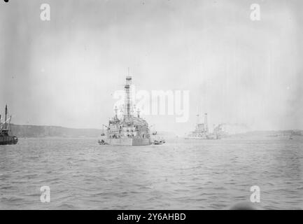 Navires de guerre à North River, photo montre des cuirassés américains dans la rivière Hudson, arrivant peut-être pour participer aux cérémonies de dévoilement du mémorial du cuirassé Maine, qui avait explosé dans le port de la Havane, à Cuba, pendant la guerre hispano-américaine de 1898. En 1913, le monument a été placé au Columbus Circle et à l'entrée de la 59e rue de Central Park à New York., 1913 mai 29, négatifs en verre, 1 négatif : verre ; 5 x 7 po. ou plus petit. Banque D'Images