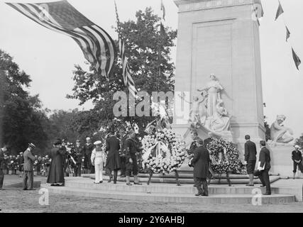 MAINE Mo't i.e., Monument dévoilé, photo montre les cérémonies de dévoilement du mémorial du cuirassé Maine, qui avait explosé dans le port de la Havane, Cuba, pendant la guerre hispano-américaine de 1898. En 1913, le monument a été placé au Columbus Circle et à l'entrée de la 59e rue de Central Park à New York., 1913 mai 30, négatifs en verre, 1 négatif : verre ; 5 x 7 po. ou plus petit. Banque D'Images