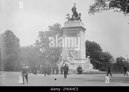 MAINE Monument, photo montre mémorial du cuirassé Maine, qui avait explosé dans le port de la Havane, Cuba, pendant la guerre hispano-américaine de 1898. En 1913, le monument a été placé au Columbus Circle et à l'entrée de la 59e rue de Central Park à New York., 1913 mai 27, négatifs en verre, 1 négatif : verre ; 5 x 7 po. ou plus petit. Banque D'Images