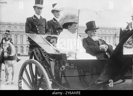 Reine de Hollande, premier ministre Falliers, photographie montrant le président Clément Armand Fallières et la reine Wilhelmine des pays-Bas, à Versailles, France en juin 1912., 1912 juin, négatifs en verre, 1 négatif : verre ; 5 x 7 po. ou plus petit. Banque D'Images