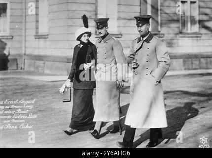 Ernst August, Victoria Louise et le prince Oscar, photos (de gauche à droite), la princesse Victoria Louise de Prusse (portant un appareil photo), son mari le prince Ernest Auguste, duc de Brunswick et le prince Oskar de Prusse (frère de Victoria Louise). La princesse Victoria Louise et le prince Ernest Auguste se sont mariés en 1913., 1913, négatifs en verre, 1 négatif : verre ; 5 x 7 po. ou plus petit. Banque D'Images