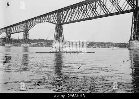 Wash'n i.e., Washington Varsity 8 (1913), photo montrant Poughkeepsie Bridge au-dessus de la rivière Hudson en arrière-plan., 1913., négatifs en verre, 1 négatif : verre ; 5 x 7 po. ou plus petit. Banque D'Images