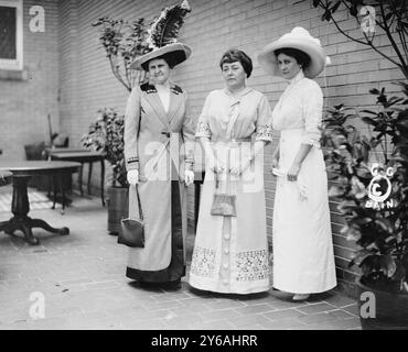 MRS Rob't Crain, MRS Norman E. Mack, MRS Tom Taggart, photos MRS Robert Crain, MRS Norman E. Mack et MRS Thomas Taggart, épouses de délégués à la Convention nationale démocrate de 1912 à Baltimore., 1912 juin, négatifs en verre, 1 négatif : verre ; 5 x 7 po. ou plus petit. Banque D'Images