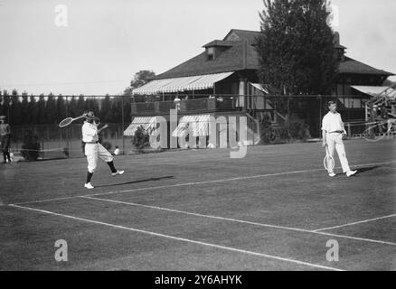 Rice et Doust, photo montrant les joueurs de tennis australiens Horace M. Rice et le capitaine Stanley N. Doust qui s'entraînent pour la Coupe Davis 1913, West Side Tennis Club, New York City., 1913 juin, négatifs en verre, 1 négatif : verre; 5 x 7 pouces ou plus petit. Banque D'Images