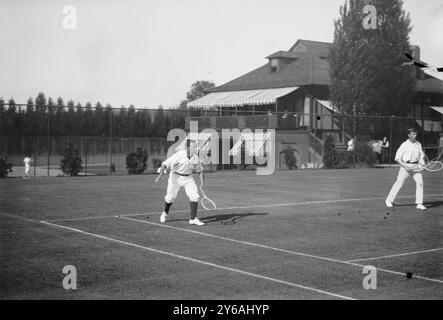 Tennis Rice and Doust, photo montrant les joueurs de tennis australiens Horace M. Rice et le capitaine Stanley N. Doust qui s'entraînent pour la Coupe Davis 1913, West Side Tennis Club, New York City., 1913 juin, négatifs en verre, 1 négatif : verre; 5 x 7 pouces ou plus petit. Banque D'Images