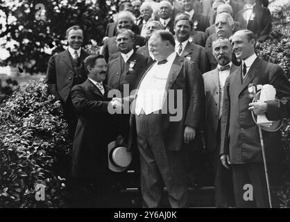 Taft et notification Comm À Wh. House, photographie montre un groupe à la Maison Blanche, Washington, DC, y compris Luther A. Brewer de Cedar Rapids, Iowa, debout à gauche du président William Howard Taft., 1er août 1912, négatifs en verre, 1 négatif : verre ; 5 x 7 po. ou plus petit. Banque D'Images