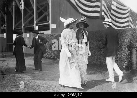 Edith Kane et MRS J. Doug. Robinson, photo montre Edith Kane et MRS J. Douglas Robinson assistant au match de polo de la Coupe Newport au Meadow Brook Field, long Island, le 14 juin 1913., le 1913 juin 14, négatifs en verre, 1 négatif : verre ; ou plus petit. Banque D'Images