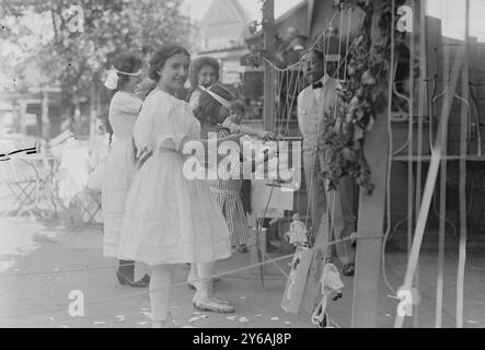 Fête française, photos montrant les célébrations du Bastille Day (14 juillet), probablement à New York City., 191- 14 juillet., négatifs en verre, 1 négatif : verre ; 5 x 7 po. ou plus petit. Banque D'Images