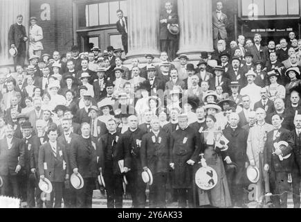 Délégués à la conférence catholique, Milwaukee, photo montre le cardinal James Gibbons assistant à une convention de la Fédération américaine des sociétés catholiques à Milwaukee, Wisconsin, août 1913., 1913 août, Milwaukee, négatifs en verre, 1 négatif : verre ; ou plus petit. Banque D'Images