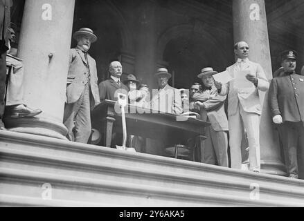 Lors de la notification Gaynor 9/3/13, photo montre la cérémonie de notification qui a eu lieu le 3 septembre 1913 sur les marches de l'Hôtel de ville de New York, où le maire William J. Gaynor a été mis en candidature pour une réélection., 1913 septembre 3, négatifs en verre, 1 négatif : verre ; 5 x 7 po. ou plus petit. Banque D'Images