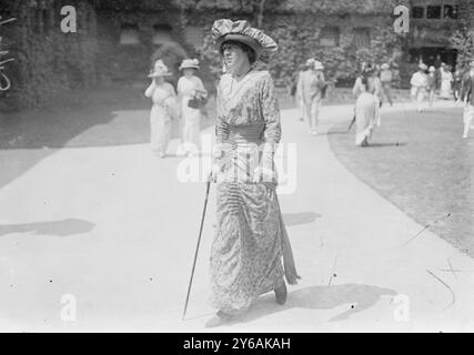 MRS Arthur S. Burden à Newport, photo montre socialite et collectionneur d'art MRS Arthur Scott Burden (1884-1966), anciennement l'honorable Cynthia Burke Roche de Londres., 1913 août 29, négatifs en verre, 1 négatif : verre ; 5 x 7 po. ou plus petit. Banque D'Images