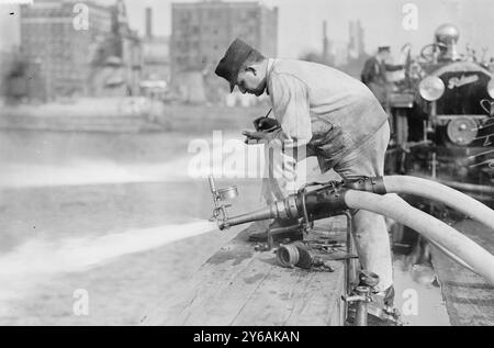 Essais de moteurs de pompiers, photo montre le concours de moteurs de pompes à moteur organisé par l'Association internationale des ingénieurs de pompiers, New York City, 3 septembre 1913. Les moteurs de pompe tiraient de l'eau de la rivière Hudson., 1913 septembre 3, négatifs en verre, 1 négatif : verre ; 5 x 7 po. ou plus petit. Banque D'Images