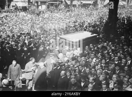 Funérailles de Sullivan - Bowery, photo montre funérailles pour Timothy (Big Tim) Daniel Sullivan (1862-1913), politicien de Tammany Hall, qui ont eu lieu à la vieille cathédrale de Patrick, The Bowery, New York City, le 15 septembre 1913., 15 septembre 1913, négatifs en verre, 1 négatif : verre ; 5 x 7 po. ou plus petit. Banque D'Images