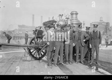 Moteur de pompiers de type ancien tiré par des chevaux de New York, entre environ 1910 et environ 1915, négatifs en verre, 1 négatif : verre ; 5 x 7 po. ou plus petit. Banque D'Images