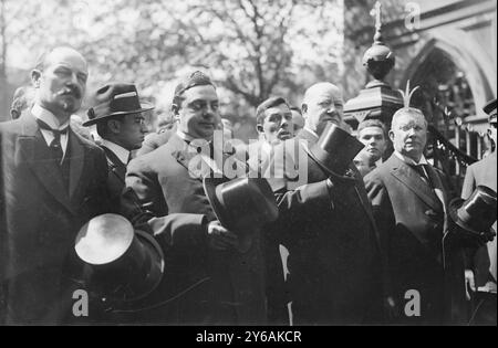 Les funérailles McManus, Otto Rosalsky, Tom Foley, C.F. Murphy, Tim Sullivan, la photo montre le patron de Tammany Charles Francis Murphy, le juge Otto Rosalsky, les McManus et Tom Foley qui étaient les porteurs de paresse aux funérailles du politicien Timothy (Big Tim) Daniel Sullivan (1862-1913) de Tammany Hall de New York qui ont eu lieu à Patrick's Old Cathedral, The Bowery, New York City, le 15 septembre 1913., 15 septembre 1913, négatifs en verre, 1 négatif : verre ; 5 x 7 po. ou plus petit. Banque D'Images