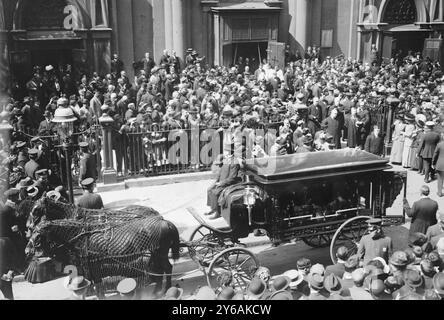 Funérailles de Tim Sullivan, photo Shows funérailles pour Timothy (Big Tim) Daniel Sullivan (1862-1913), politicien de Tammany Hall à New York, qui ont eu lieu à Patrick's Old Cathedral, The Bowery, New York City, le 15 septembre 1913., 15 septembre 1913, négatifs en verre, 1 négatif : verre ; 5 x 7 po. ou plus petit. Banque D'Images