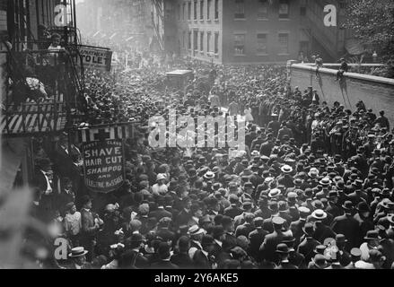 Funérailles de Sullivan - Bowery, photo montre funérailles pour Timothy (Big Tim) Daniel Sullivan (1862-1913), politicien de Tammany Hall, qui ont eu lieu à la vieille cathédrale de Patrick, The Bowery, New York City, le 15 septembre 1913., 15 septembre 1913, négatifs en verre, 1 négatif : verre ; 5 x 7 po. ou plus petit. Banque D'Images