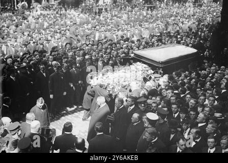 Funérailles de Sullivan - Bowery, photo montre funérailles pour Timothy (Big Tim) Daniel Sullivan (1862-1913), politicien de Tammany Hall, qui ont eu lieu à la vieille cathédrale de Patrick, The Bowery, New York City, le 15 septembre 1913., 15 septembre 1913, négatifs en verre, 1 négatif : verre ; 5 x 7 po. ou plus petit. Banque D'Images