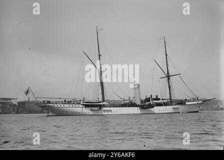 HIRONDELLE, photo montre le yacht à vapeur d'Albert Ier, Prince de Monaco (1848-1922), possiblement lorsqu'il visitait New York en septembre 1913., 1913 septembre?, négatifs en verre, 1 négatif : verre; 5 x 7 pouces ou plus petit. Banque D'Images