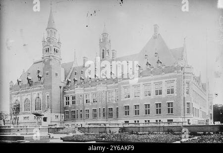 Palais de la paix - la Haye, photographie montrant le Palais de la paix à la Haye, aux pays-Bas au moment de son inauguration., 1913 août 28, négatifs en verre, 1 négatif : verre ; 5 x 7 po. ou plus petit. Banque D'Images