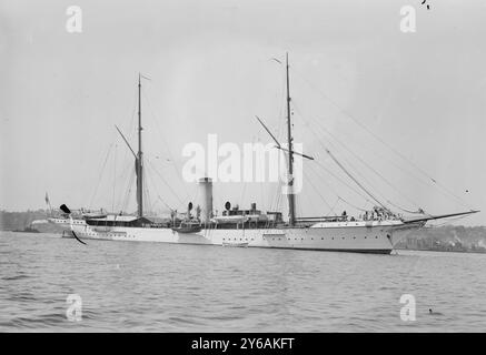 HIRONDELLE, photo montre le yacht à vapeur d'Albert Ier, Prince de Monaco (1848-1922), possiblement lorsqu'il visitait New York en septembre 1913., 1913 septembre?, négatifs en verre, 1 négatif : verre; 5 x 7 pouces ou plus petit. Banque D'Images