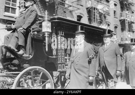 C.F. Murphy et Tom Foley, photo montre le patron de Tammany Charles Francis Murphy et Tom Foley qui étaient porteurs de paresse aux funérailles du politicien Timothy (Big Tim) Daniel Sullivan (1862-1913) de Tammany Hall à New York, qui ont eu lieu à Patrick's Old Cathedral, The Bowery, New York City, le 15 septembre 1913., 15 septembre 1913, négatifs en verre, 1 négatif : verre ; 5 x 7 po. ou plus petit. Banque D'Images