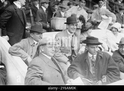 Le boxeur Jim Corbett (au centre) et Blossom Seeley (épouse de Rube Marquard) à la gauche de Corbett au premier match des séries mondiales 1913 au Polo Grounds New York (baseball), 1913 oct. 7., négatifs en verre, 1 négatif : verre ; 5 x 7 po. ou plus petit. Banque D'Images