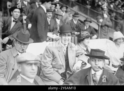 Jim Corbett & MRS Marquard, photo montre le boxeur Jim Corbett (au centre) et Blossom Seeley (épouse de Rube Marquard) à la gauche de Corbett au premier match des séries mondiales 1913 au Polo Grounds New York (baseball), 1913 oct. 7, négatifs en verre, 1 négatif : verre ; 5 x 7 po. ou plus petit. Banque D'Images