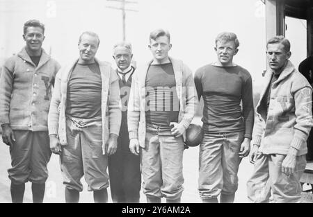 Spalding - Baumeister i.e. Bomeisler - Bull - Gallauer - Ketcham (Capt.) - Howard Jones, Yale entraîneurs et Capt., la photographie montre des membres de l'équipe de football de l'Université de Yale, y compris Howard Harding Jones (1885 1913-1941) qui a entraîné l'équipe de football de Yale en 1909 et 1913, Henry 'Hank' Ketcham (1891-1986), Douglas M. 'Bo' Bomeisler Dr (1892-1953), Jesse Spalding, Carl Gallauer Jr. Jr. (1890, et William, négatif, 7 septembre 1964, 7. ou plus petit. Banque D'Images