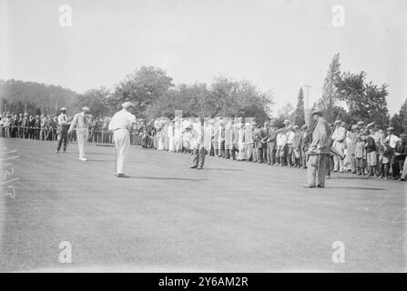 Low - Smith - Ray - Vardon, photo montre George Low, Alex Smith, Ted Ray et Harry Vardon jouant au golf, probablement au Baltusrol Golf Club, Springfield, New Jersey, dans une ronde de qualification pour l'Open des États-Unis 1913 tenu à Brookline, Massachusetts., 1913 septembre 15, négatifs en verre, 1 négatif : verre; 5 x 7 pouces ou plus petit. Banque D'Images