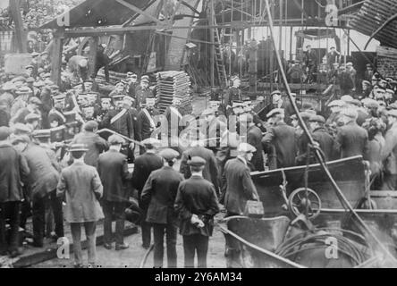 Catastrophe minière de Cardiff, photo montrant la catastrophe de la mine de charbon Sengenydd, Sengenydd, pays de Galles. 439 hommes sont morts dans une explosion ou d'être pris au piège dans les puits endommagés le 14 octobre 1913., 1913 oct., négatifs en verre, 1 négatif : verre ; 5 x 7 pouces. ou plus petit. Banque D'Images