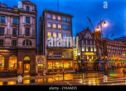 Rue de la vieille ville de thé Twinnings Nght Londres, en Angleterre. Boutiques, pubs et restaurants Banque D'Images