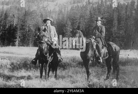 Col. Cody et Prince de Monaco, photo montre le showman William Frederick 'Buffalo Bill' Cody (1846-1917) avec Albert Ier, Prince de Monaco (1848-1922) lors de leur voyage de chasse en 1913 près de Cody, Wyoming., 1913, négatifs en verre, 1 négatif : verre; 5 x 7 pouces ou plus petit. Banque D'Images